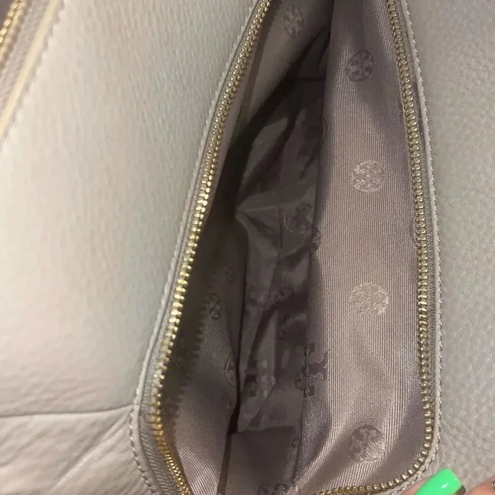 ✨Tory Burch Women's Natural Robinson Pebbled Triple-Zip Tan Satchel✨